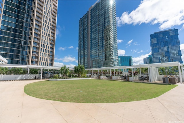 1000 Auahi St Unit 2007, Honolulu, HI 96814 - view of property's community with a view of city, a yard, and a patio