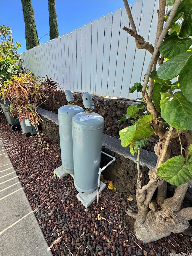 68-3521 E Makuahine St, Waikoloa, HI 96738 - exterior view of propane tank