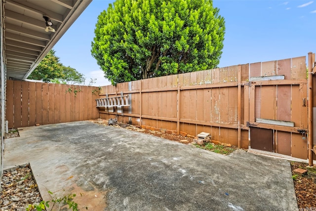 94-011 Kuahelani Ave Unit 135, Mililani, HI 96789 - fenced backyard with a patio area