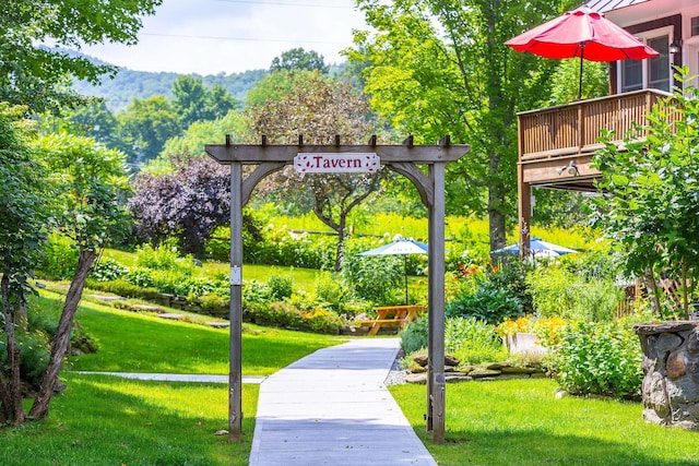 view of home's community featuring a lawn