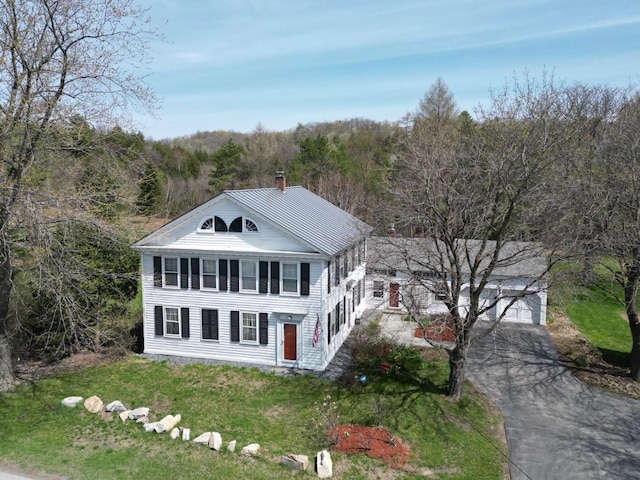 view of front facade featuring a front lawn