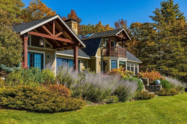 view of front of property featuring a front yard