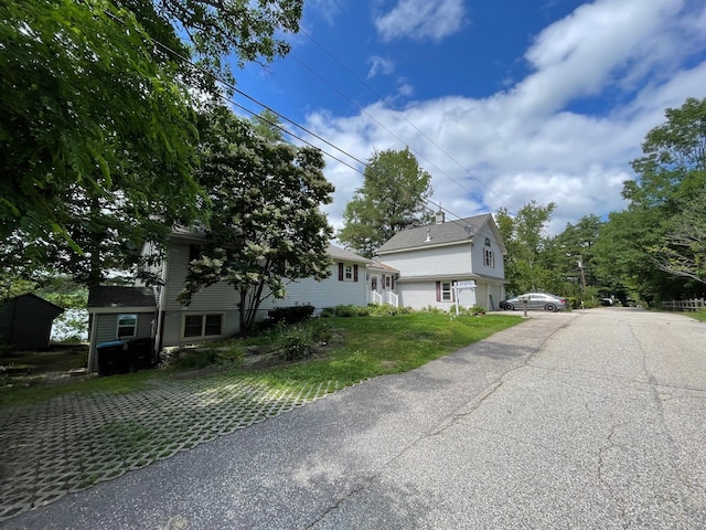 view of front of property with a front yard