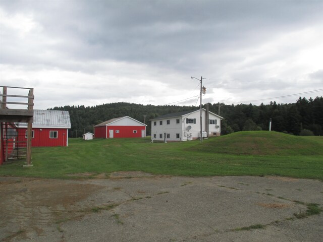 view of yard with an outdoor structure