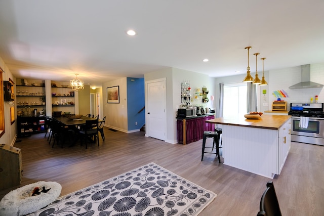 dining room featuring light wood-style flooring, visible vents, baseboards, an inviting chandelier, and recessed lighting