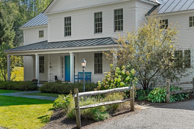 view of front facade with a porch and a front lawn