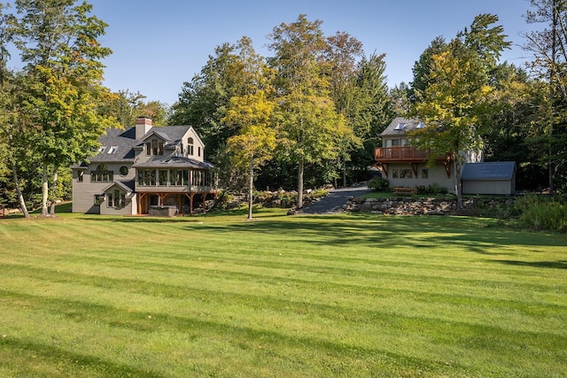 view of yard featuring an outdoor structure