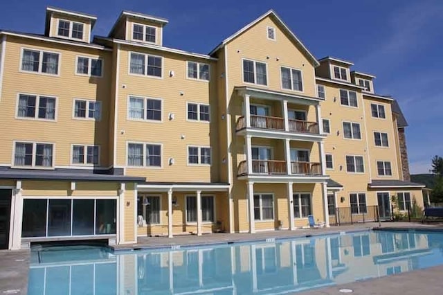 view of swimming pool