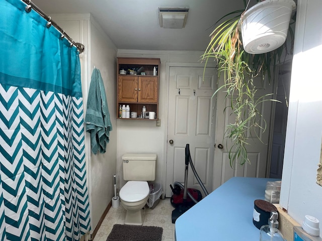 bathroom with curtained shower and toilet