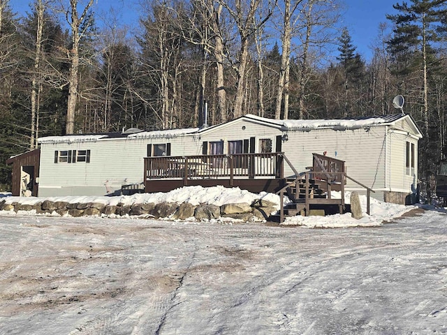 manufactured / mobile home featuring a wooden deck