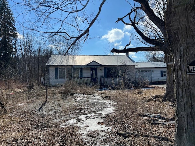 view of front of property featuring covered porch