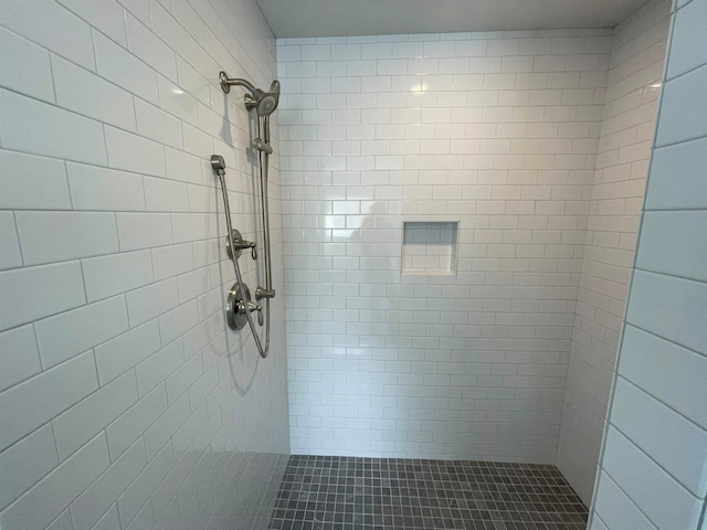 bathroom featuring a tile shower