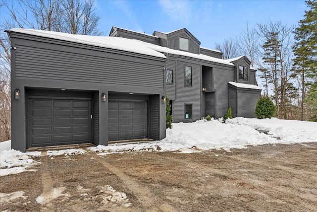 view of front facade featuring a garage