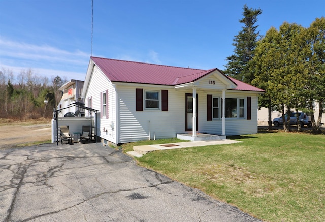 view of front facade with a front yard