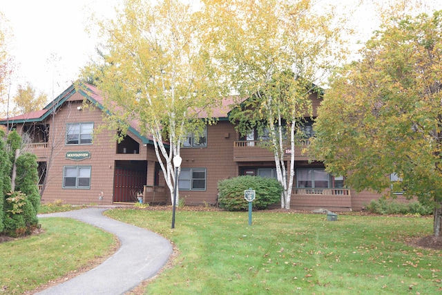 view of front of house featuring a front lawn