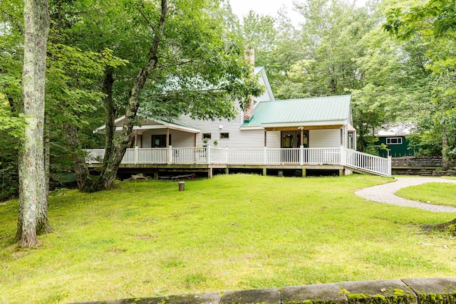 view of front of property featuring a front yard