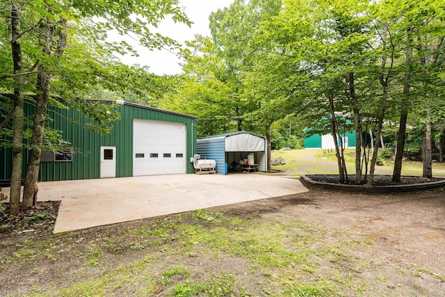 view of yard featuring an outdoor structure and a garage