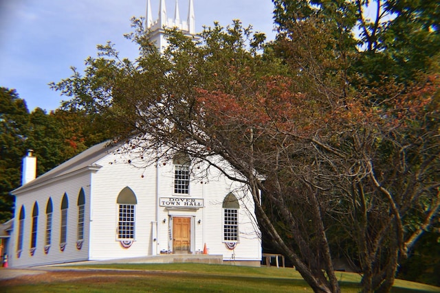 view of front facade with a front lawn