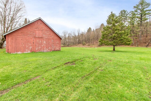 view of yard with an outdoor structure