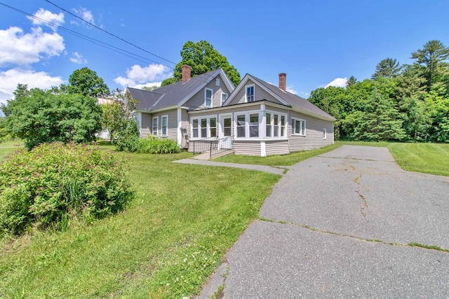 view of front of home featuring a front yard