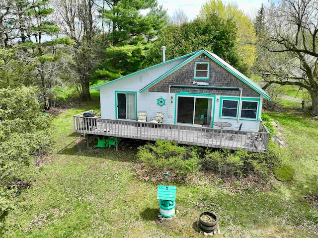 view of front facade featuring a wooden deck and a front lawn