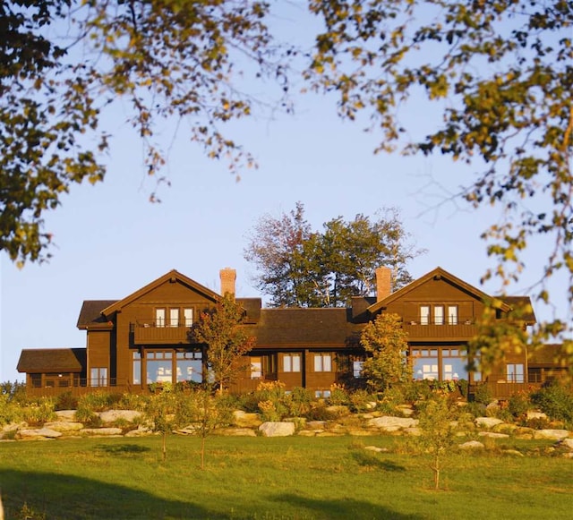 view of front facade with a front lawn