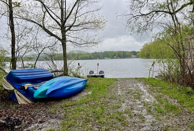 view of yard featuring a water view