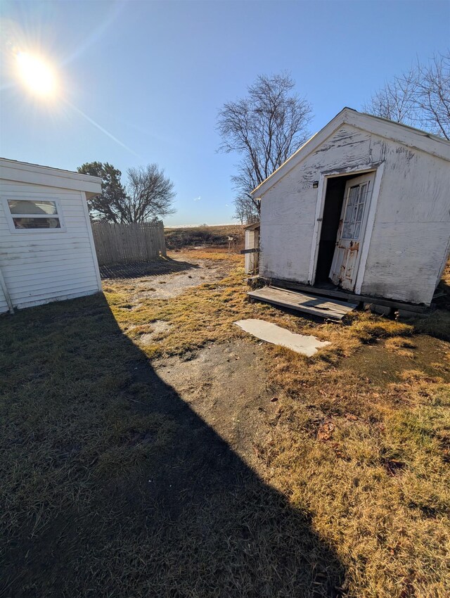 view of yard featuring an outdoor structure