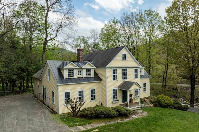 view of front of property with a front lawn