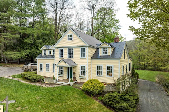 view of front of property with a front lawn