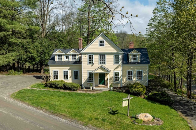 view of front of house featuring a front yard