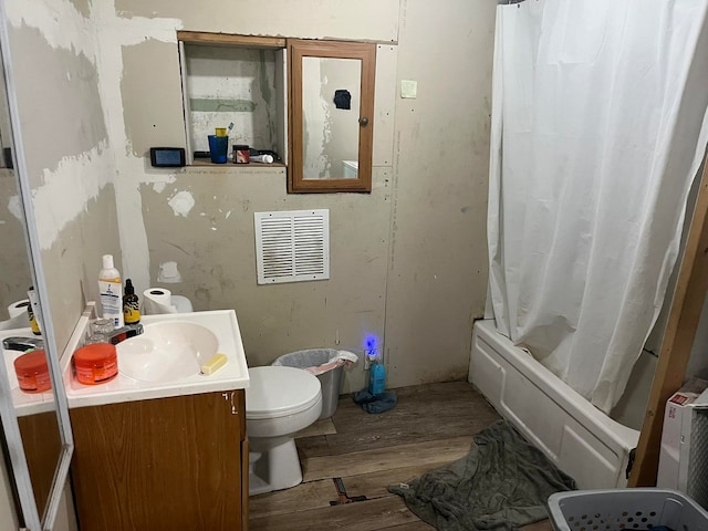 full bathroom featuring shower / bath combo with shower curtain, vanity, wood-type flooring, and toilet