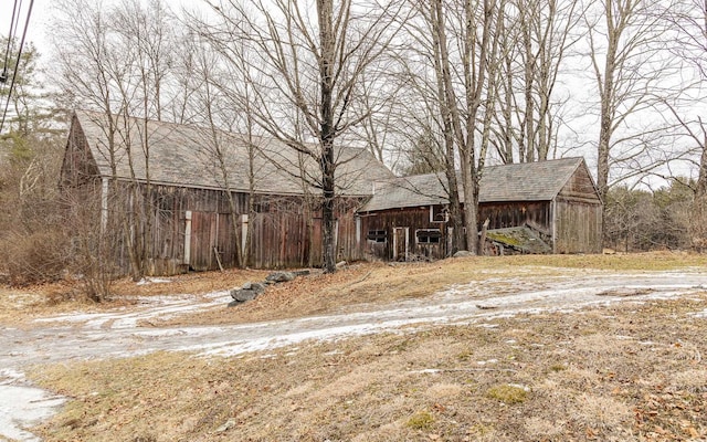 view of yard featuring an outbuilding