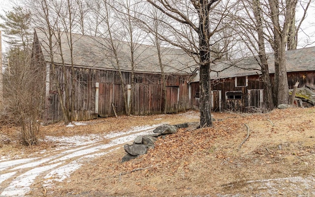 view of front of home featuring an outdoor structure