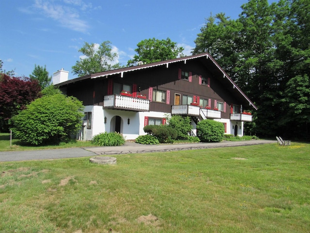 view of front of property with a front lawn