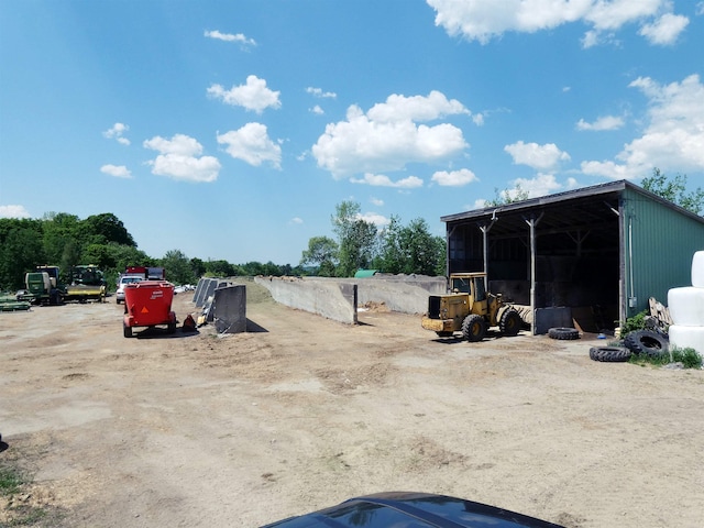 view of yard featuring an outbuilding