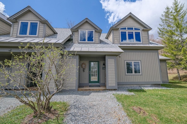 view of front facade with a front lawn