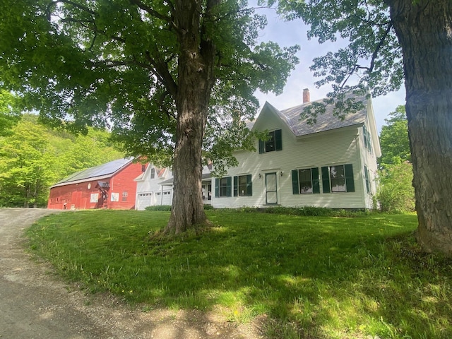 view of front facade with a front lawn