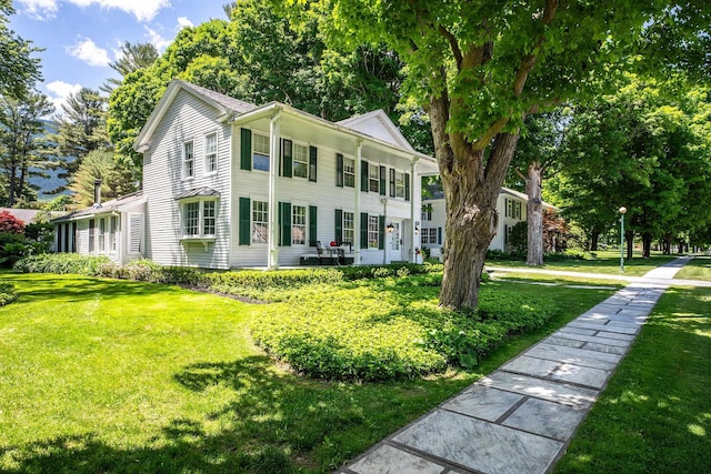 view of front of home featuring a front lawn