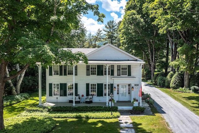 view of front facade with a front yard and driveway