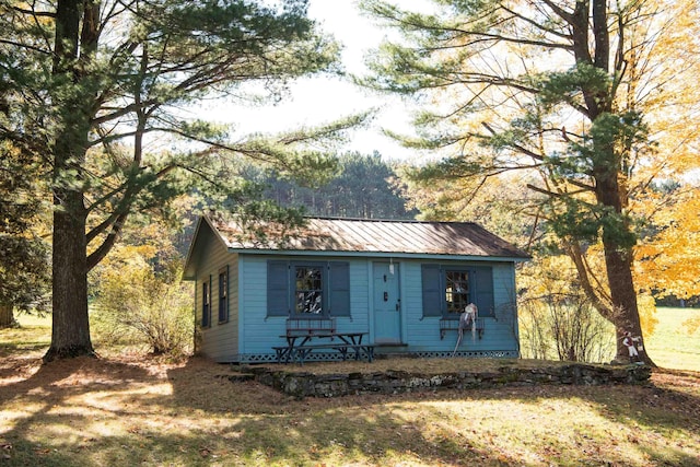 view of outdoor structure with a yard