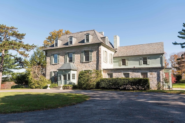 view of front of house with a front lawn