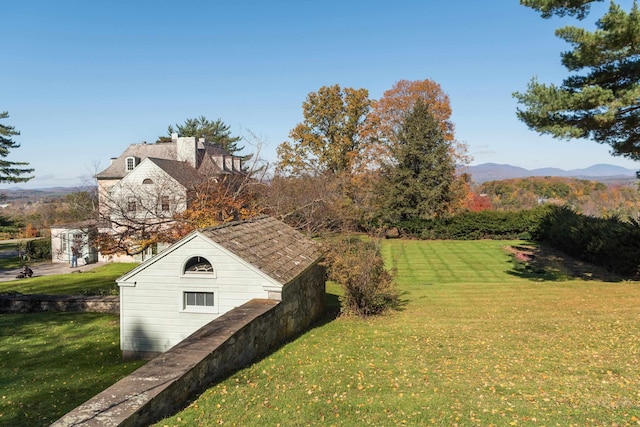 view of yard featuring a mountain view