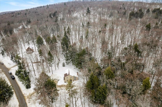 bird's eye view featuring a wooded view