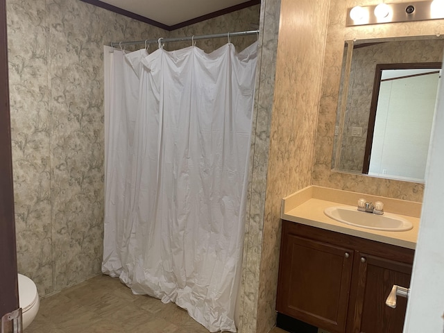 bathroom featuring a shower with curtain, toilet, vanity, and ornamental molding