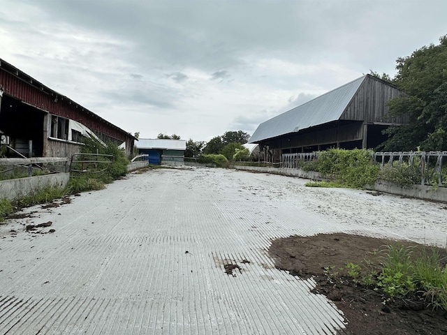 view of yard featuring an outbuilding