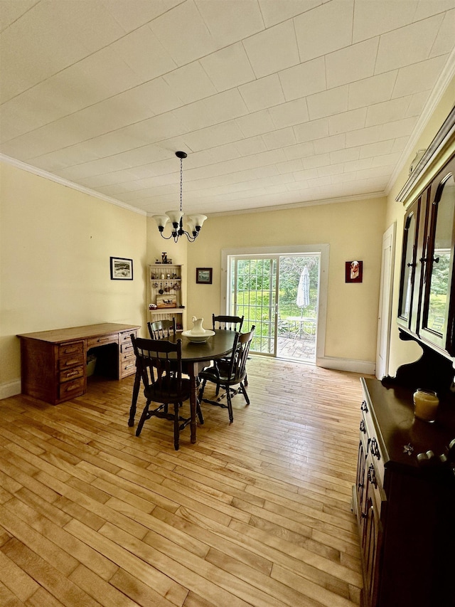 dining space featuring a notable chandelier, light hardwood / wood-style floors, and ornamental molding