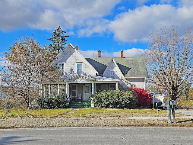 view of front facade featuring a front yard