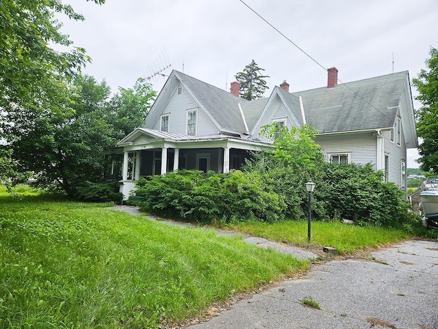 view of front of property featuring a front lawn