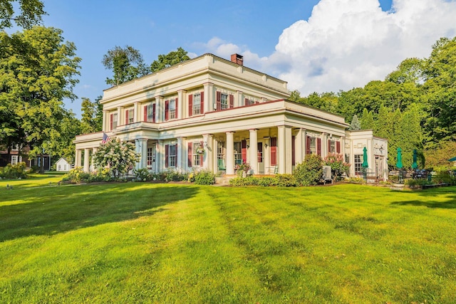 view of front of house with a front yard